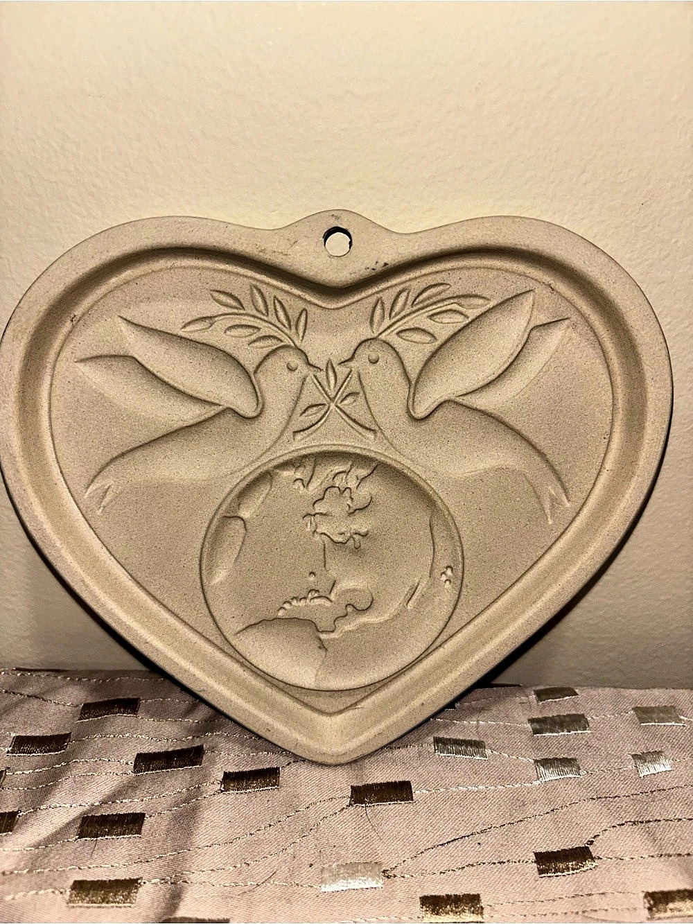 The Pampered Chef Peace on Earth Heart Cookie Mold Tan